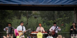 Tak się bawią ludzie. Powitanie Lata w Łazach – ZDJĘCIA