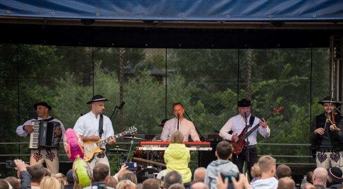 Tak się bawią ludzie. Powitanie Lata w Łazach – ZDJĘCIA