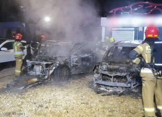 Nocny pożar w komisie samochodowym