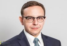 Poseł Piotr Sak o żądaniach UE: „Ciastko z pigułką gwałtu”. Wpis skomentował Donald Tusk