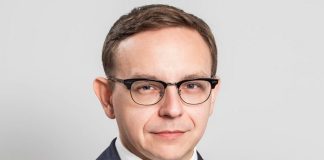 Poseł Piotr Sak o żądaniach UE: „Ciastko z pigułką gwałtu”. Wpis skomentował Donald Tusk