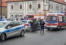 Bochnia. Kolizja w Rynku, samochód wjechał na chodnik – ZDJĘCIA