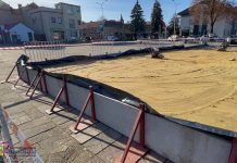 W Brzesku ruszył montaż lodowiska na Placu Kazimierza Wielkiego