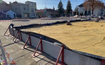 W Brzesku ruszył montaż lodowiska na Placu Kazimierza Wielkiego