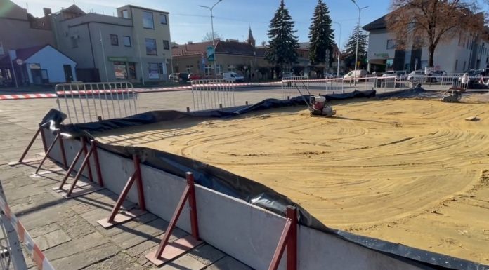 W Brzesku ruszył montaż lodowiska na Placu Kazimierza Wielkiego