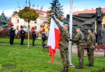 Maszt z „Biało-Czerwoną” stanął w centrum Bochni – ZDJĘCIA, WIDEO