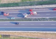 Dachowanie busa na A4 koło Bochni. Policja szuka kierowcy – ZDJĘCIA