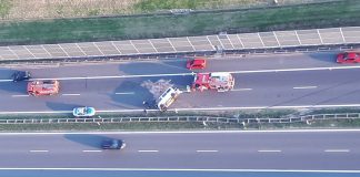 Dachowanie busa na A4 koło Bochni. Policja szuka kierowcy – ZDJĘCIA