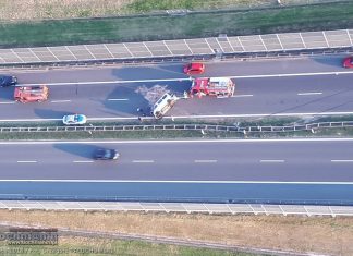 Dachowanie busa na A4 koło Bochni. Policja szuka kierowcy – ZDJĘCIA
