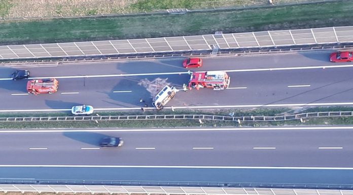 Dachowanie busa na A4 koło Bochni. Policja szuka kierowcy – ZDJĘCIA