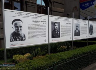 Powiększona ekspozycja plenerowa przed starostwem – ZDJĘCIA