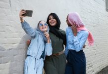 🔸 Aktualne trendy modowe a elektroniczne gadżety – czy można je traktować jako uzupełnienie stylizacji?