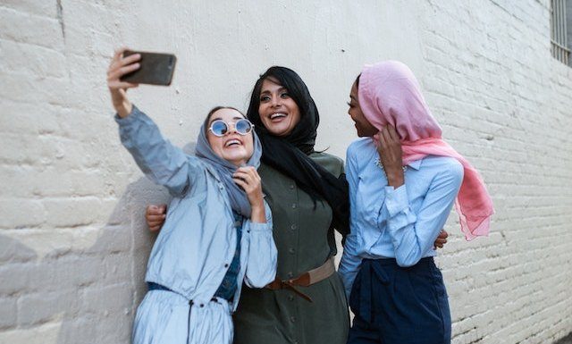 🔸 Aktualne trendy modowe a elektroniczne gadżety – czy można je traktować jako uzupełnienie stylizacji?