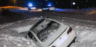 Nowy Wiśnicz. Ucieczka BMW przed policyjnym pościgiem zakończona w rowie