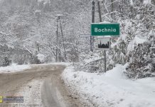 Śnieg wciąż prószy. Na drogach żółwie tempo