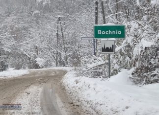 Śnieg wciąż prószy. Na drogach żółwie tempo