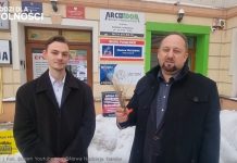 Bochnia. Happening przed biurem posła PiS Wiesława Krajewskiego. „Rózga za drożyznę” i pytanie o „10 baniek” – WIDEO