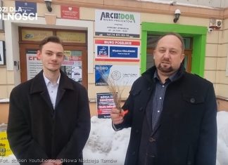 Bochnia. Happening przed biurem posła PiS Wiesława Krajewskiego. „Rózga za drożyznę” i pytanie o „10 baniek” – WIDEO