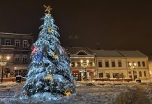 Bochnia. Świecąca fontanna i choinka na bajecznie białym Rynku – ZDJĘCIA