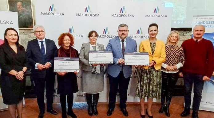 Ponad 240 tys. zł na sprzęt cyfrowy dla liceów w Bochni