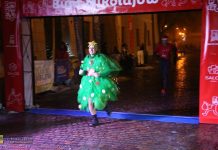 Bunt Mikołajów i biegająca choinka w Niepołomicach – ZDJĘCIA