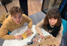 Aukcje WOŚP: Tekturowe mandoliny od Werner Kenkel z autografami Kwiatu Jabłoni! – ZDJĘCIA