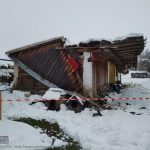 Zawalił się dach budynku gospodarczego w Uszwi – ZDJĘCIA