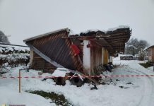 Zawalił się dach budynku gospodarczego w Uszwi – ZDJĘCIA