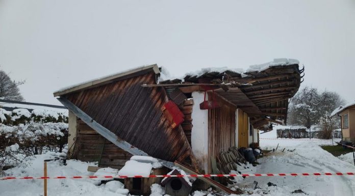 Zawalił się dach budynku gospodarczego w Uszwi – ZDJĘCIA