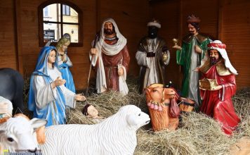 Księża: „To atak na nasze uczucia religijne”. Sprawę figurki Jezusa na huśtawce w Brzesku bada policja