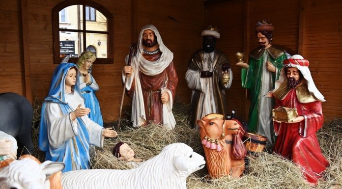 Księża: „To atak na nasze uczucia religijne”. Sprawę figurki Jezusa na huśtawce w Brzesku bada policja