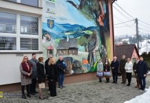 Zagrożone gatunki, pomnik przyrody i zabytkowy kościół. Odsłonięto mural w Rajbrocie