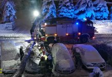 Bochnia. Drzewo upadło na samochód – ZDJĘCIA