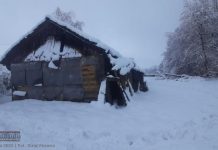 Lubomierz. Ciężki śnieg uszkodził dach drewnianego budynku