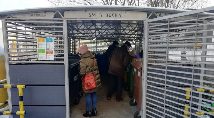 Mieszkańcy Bochni przestają segregować odpady? Radni skontrolowali śmietniki na osiedlach – ZDJĘCIA