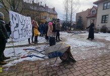 📸🎞 Tłum przed plebanią. Pikieta w obronie chóru PCSN – ZDJĘCIA, WIDEO