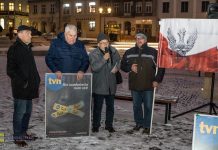 Bochnia. „TVN i Tusk – nie zamknięcie nam ust!”. Protest klubu „Gazety Polskiej” na Rynku – WIDEO