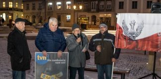 Bochnia. „TVN i Tusk – nie zamknięcie nam ust!”. Protest klubu „Gazety Polskiej” na Rynku – WIDEO