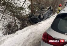 Kompletnie pijana kobieta dachowała w Porębie Spytkowskiej