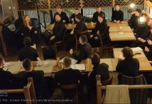 Bochnia. Chór na rozgrzewkę śpiewał sobie w restauracji – WIDEO