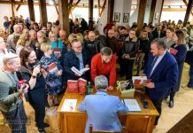 Tłumy na promocji książki Janusza Paproty pt. „Bochnia i Ziemia Bocheńska. Podróż przez dzieje” – ZDJĘCIA