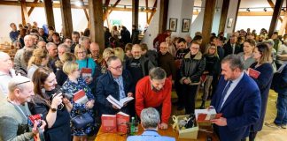 Tłumy na promocji książki Janusza Paproty pt. „Bochnia i Ziemia Bocheńska. Podróż przez dzieje” – ZDJĘCIA