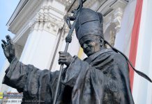 Wojewoda wezwie gminy i powiaty by uczciły Jana Pawła II specjalną uchwałą