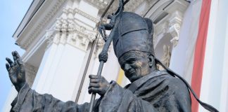 Wojewoda wezwie gminy i powiaty by uczciły Jana Pawła II specjalną uchwałą