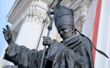Wojewoda wezwie gminy i powiaty by uczciły Jana Pawła II specjalną uchwałą