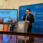 Wojewoda małopolski wysłał pisma do gmin: „Trzeba stanąć murem za Świętym Janem Pawłem II!”