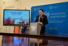 Wojewoda małopolski wysłał pisma do gmin: „Trzeba stanąć murem za Świętym Janem Pawłem II!”