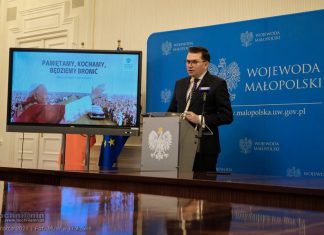 Wojewoda małopolski wysłał pisma do gmin: „Trzeba stanąć murem za Świętym Janem Pawłem II!”