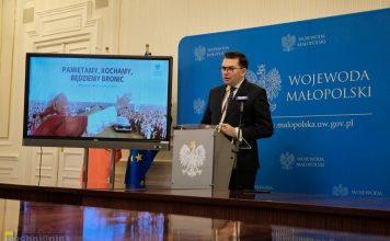 Wojewoda małopolski wysłał pisma do gmin: „Trzeba stanąć murem za Świętym Janem Pawłem II!”