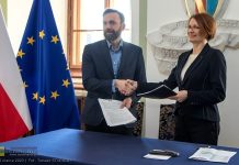 „Historyczna chwila”. Wiśnicz dokończy budowę krytej pływalni – podpisano umowę z wykonawcą